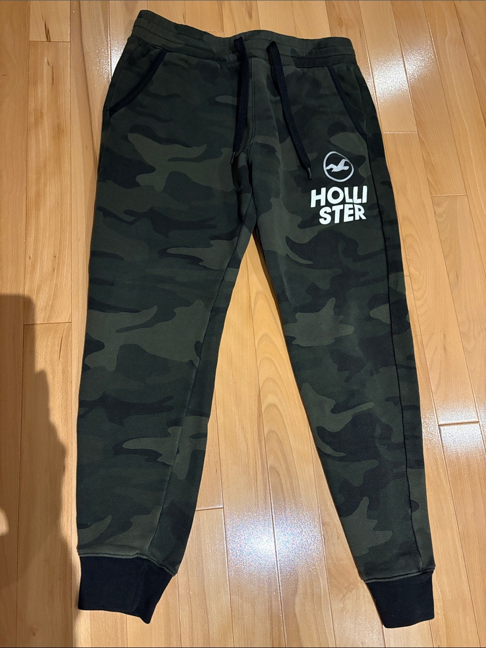 Hollister Men’s Olive Green Camo Joggers - size S
